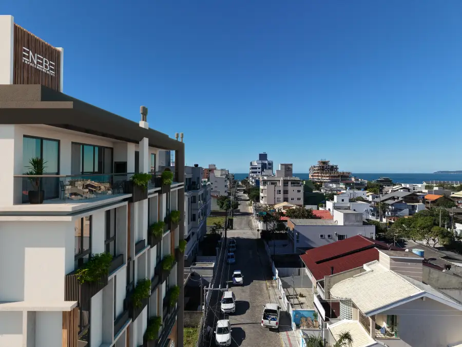 Dolce Vita Flats visto de cima, com Bombinhas ao fundo